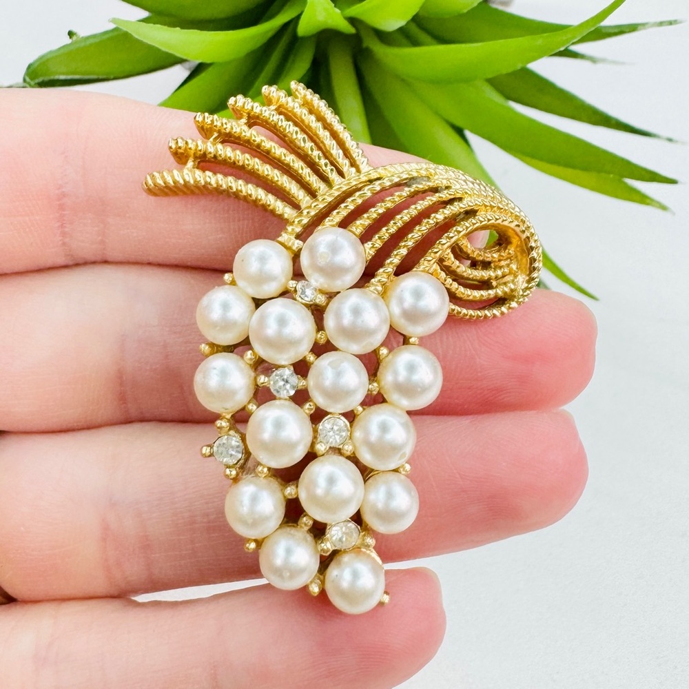 SOLD Vintage 60’s Crown Trifari Faux Pearl Open Metal Work Gold Tone Brooch